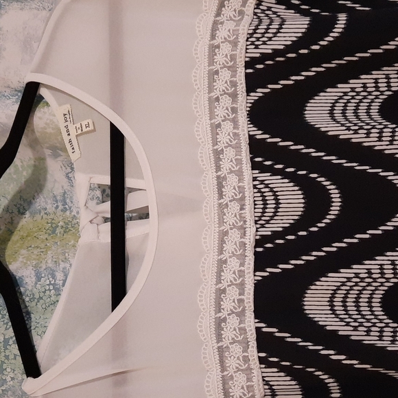 Black and white Blouse size xl lace detail faith and joy brand - Picture 2 of 5